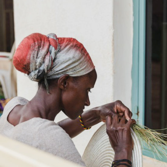 A Rwandan artisan woman weave a basket by hand I Sustainable products I Fair Trade